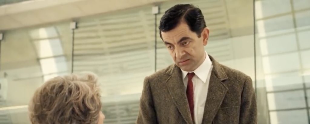 Mr. Bean en train de mendier quelques pièces, dans les Vacances de Mr. Bean. Capture d'écran. L'image appartient à ses auteurs originaux.